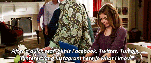 Image Of Sarah Hyland's Character On Modern Family Using Social Media - Search Influence