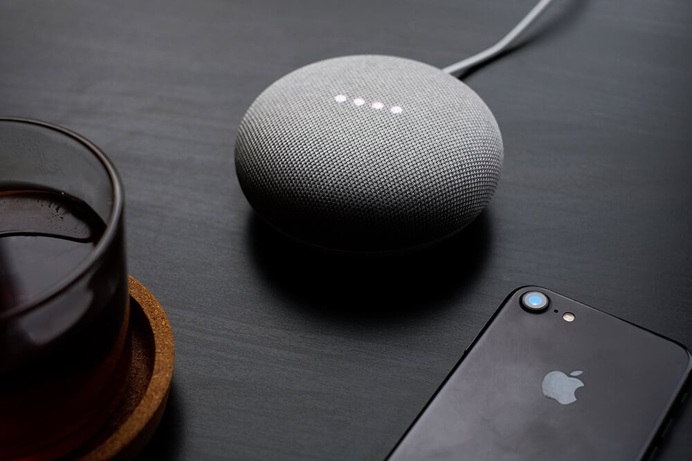 Mobile device and smart speaker used for voice search on a desk